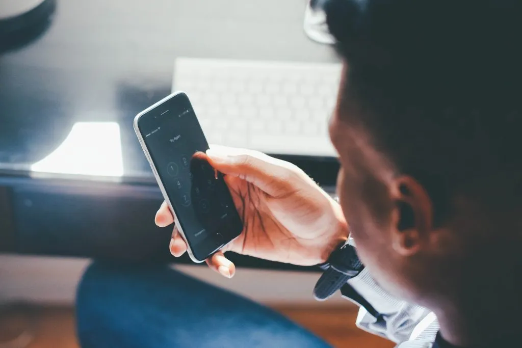 Uzależnienie od telefonu: jak radzić sobie z ciągłą potrzebą „zaglądania w smartfona”?